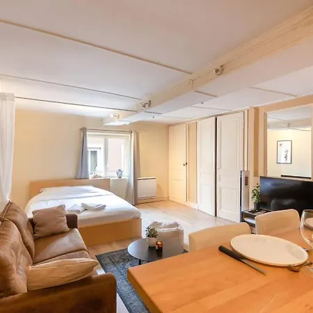 & Le Petit Marronnier / Place Bellecour 2 * ליון